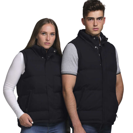 The Gear for Life Men's Junction Puffa Vest offers reliable water repellency and warmth, making it ideal for variable weather conditions. 