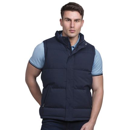 The Gear for Life Men's Junction Puffa Vest offers reliable water repellency and warmth, making it ideal for variable weather conditions. 