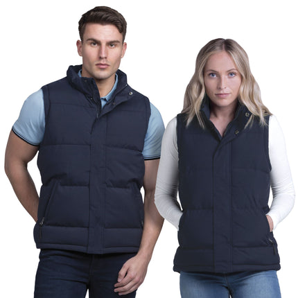 The Gear for Life Men's Junction Puffa Vest offers reliable water repellency and warmth, making it ideal for variable weather conditions. 